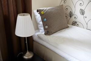 Llit o llits en una habitació de Riverside Hotel i Ängelholm