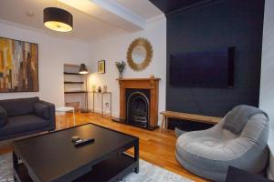 Χώρος καθιστικού στο Charming Sandstone-Basement Apartment in West End