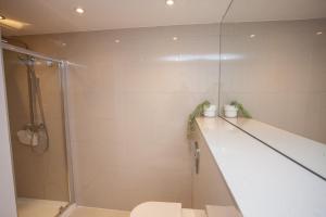 Ένα μπάνιο στο Charming Sandstone-Basement Apartment in West End