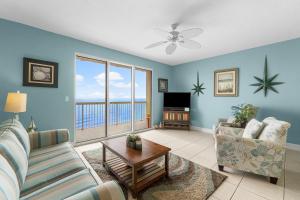 un soggiorno con un divano e un tavolo di Celadon #2106 a Panama City Beach