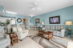 un soggiorno con un divano e un tavolo di Celadon #2106 a Panama City Beach