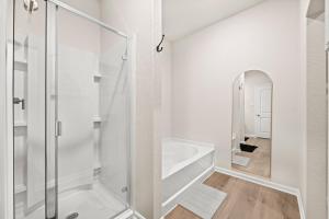 Ένα μπάνιο στο Villa, Newly Built 5BR, Sleeps 13, Close to Dallas +19 φωτογραφίες