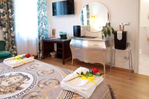 a room with two towels on a bed and a mirror at ARENA D'INTORNO LUXURY e SUITES in Verona