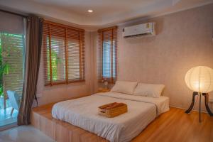 ein Schlafzimmer mit einem Bett und einem Korb darauf in der Unterkunft Maduel Resort Kohlarn in Ko Larn