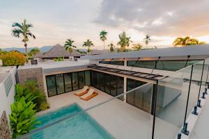 une vue aérienne d'une maison avec piscine dans l'établissement Fully renovated Pool Villa 4BR Bangtao and Layan Beach in Cheong Thalea, Phuket, à Phuket