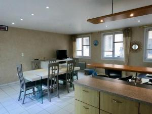 TV a/nebo společenská místnost v ubytování Appartement sur le port de Saint-Vaast-la-Hougue