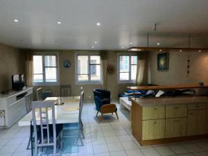 TV a/nebo společenská místnost v ubytování Appartement sur le port de Saint-Vaast-la-Hougue