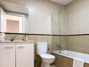 Un baño con inodoro y ducha de cristal. en TAYP San Marcos 102, en Talayuela