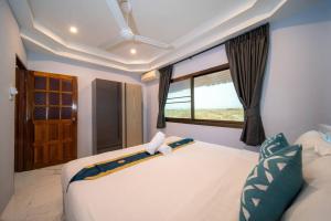 Katil atau katil-katil dalam bilik di Coast Charm 6BR House Karon +38 gambar