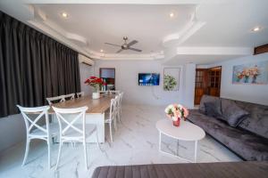 Televisyen dan/atau pusat hiburan di Coast Charm 6BR House Karon