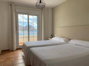 Кровать или кровати в номере Apartahotel Vistamar San José