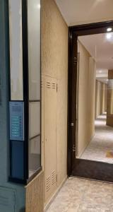 een spiegel aan de zijkant van een gebouw met een deur bij Edificio-Pellegrini PA in Bragado