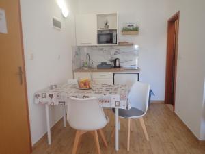 Kuchyň nebo kuchyňský kout v ubytování Apartments Bili