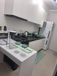Kuchyň nebo kuchyňský kout v ubytování Apartamento com suíte