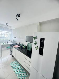 Kuchyň nebo kuchyňský kout v ubytování Apartamento com suíte