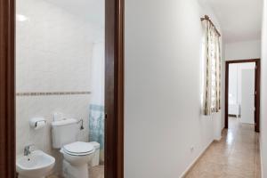 une salle de bain avec toilettes et lavabo dans l'établissement Apartamento Leoncio Breña Alta, à Breña Alta 12 autres photos