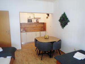 Kuchyň nebo kuchyňský kout v ubytování Apartments Bili + 32 fotografií