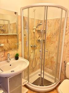 a bathroom with a shower and a sink at Appartement lumineux Vue Mer, Piscine et tennis in Nice