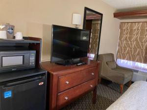 TV a/nebo společenská místnost v ubytování The Addison Hotel SureStay Collection by Best Western