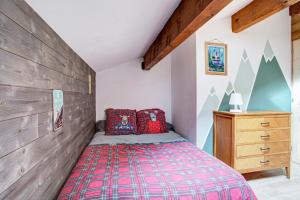 a bedroom with a bed and a wooden wall at Les Alysses - Maison pour 5 avec garage in Font-Romeu