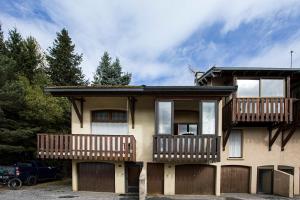 a house with two balconies and a garage at Les Alysses - Maison pour 5 avec garage in Font-Romeu +6 photos