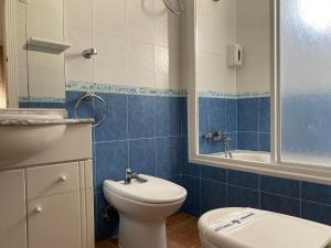 Ванная комната в Apartahotel Vistamar San José
