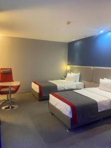 A bed or beds in a room at Holiday Inn Express Istanbul-Altunizade by IHG Még 37 kép
