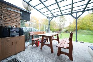 un patio con un tavolo e due panche e una cucina di monteurzimmer-dortmund-mengede a Dortmund