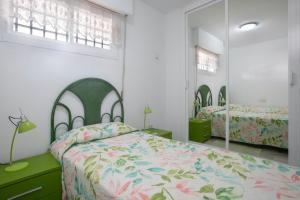 Un dormitorio con dos camas y un espejo. en Benalmar Bajo C, en Arroyo de la Miel 22 fotos más