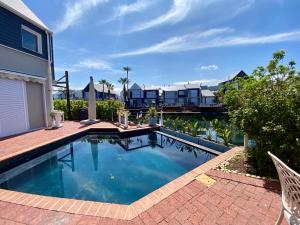 La alberca dentro o cerca de Tranquil Tides at Knysna Quays