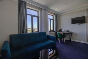 TV a/nebo společenská místnost v ubytování Hotel Resident Bishkek