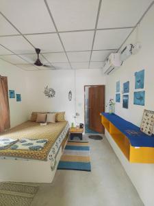 Llit o llits en una habitació de Vibes and Dives