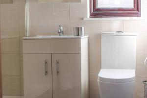 a bathroom with a sink and a toilet at Clover 10 Lodge, Yellowtop Country Park in Selby +9 photos
