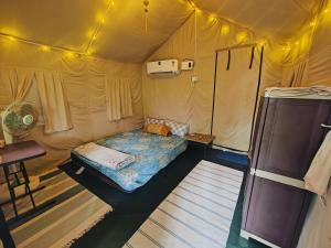 Llit o llits en una habitació de Vibes and Dives