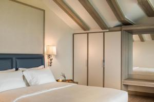 Postel nebo postele na pokoji v ubytování Electra Kefalonia Hotel & Spa