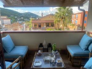 a room with two blue couches and a table and a window at Circeo Mon Amour in San Felice Circeo