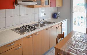 Dapur atau dapur kecil di 2 Bedroom Amazing Apartment In Lopar