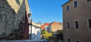eine Gasse zwischen zwei Gebäuden in einer Stadt in der Unterkunft Ferienwohnung zum Türmer in Görlitz
