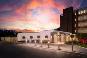 un edificio con luces en el lateral de una calle en Holiday Inn London - Gatwick Airport by IHG, en Horley