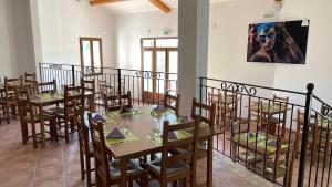 une salle à manger avec des tables et des chaises ainsi qu'une peinture murale. dans l'établissement Chambres d'hôtes à Pêtre, à Entrevennes