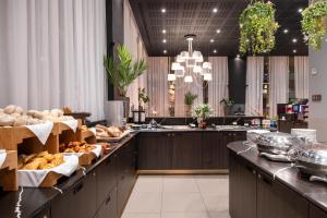 Makanan di atau berdekatan hotel