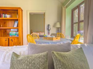 ein Esszimmer mit einem Tisch und Stühlen sowie ein Zimmer mit in der Unterkunft Cosy & Characterful, Seaside Cottage, Dog Friendly in Worle
