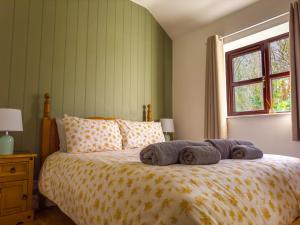 ein Schlafzimmer mit einem Bett mit Handtüchern darauf in der Unterkunft Cosy & Characterful, Seaside Cottage, Dog Friendly in Worle