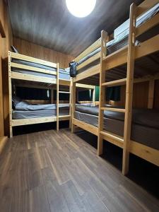 Katil atau katil-katil dalam bilik di 無料駐車場有り 新大阪駅まで1駅1分 Guest House 橘 東三国,最大14名,最寄り駅まで徒歩5分,2階建て貸切