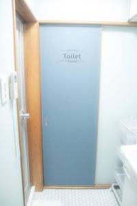 Bilik mandi di 無料駐車場有り 新大阪駅まで1駅1分 Guest House 橘 東三国,最大14名,最寄り駅まで徒歩5分,2階建て貸切