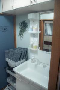 Bilik mandi di 無料駐車場有り 新大阪駅まで1駅1分 Guest House 橘 東三国,最大14名,最寄り駅まで徒歩5分,2階建て貸切 +37 gambar