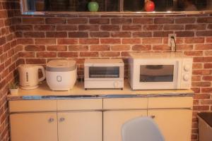 Dapur atau dapur kecil di 無料駐車場有り 新大阪駅まで1駅1分 Guest House 橘 東三国,最大14名,最寄り駅まで徒歩5分,2階建て貸切