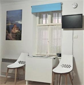 Una televisión o centro de entretenimiento en Sirma's Unique Artsy Modern Quiet 1-Bdrm in the Heart of Skopje