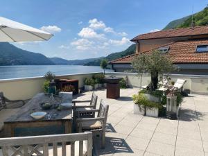 Carate UrioにあるLa Terrazza dell'Ulivoのパティオ(テーブル、椅子付)、 +20枚の写真