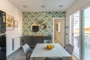 Una cocina y un comedor con mesa y sillas. en La Dolce Vista - Magaggiari, en Terrasini